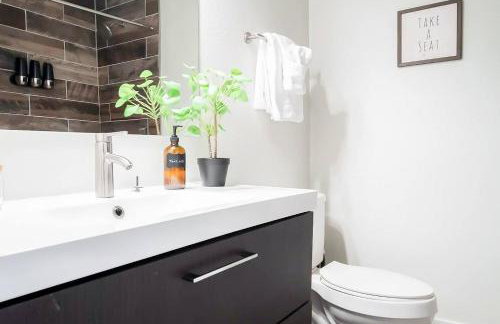 Stylish Modern Farmhouse wYard 10 mins from DT - Foto 66