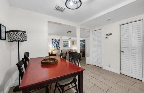 Artful Home Near Design District - Photo 6