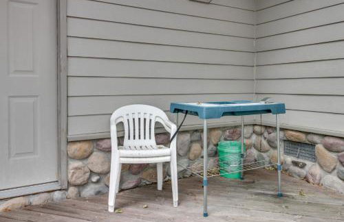 Lakefront Isle Escape with Dock and Fire Pit! - Foto 24