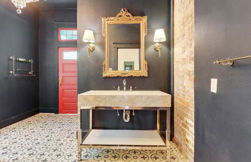 Elegant Renovated House With Relaxing Courtyard - Near FQ - Foto 22