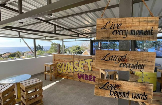 Spacious 4-bed Villa in Flic en Flac Roof top bar - Photo 16