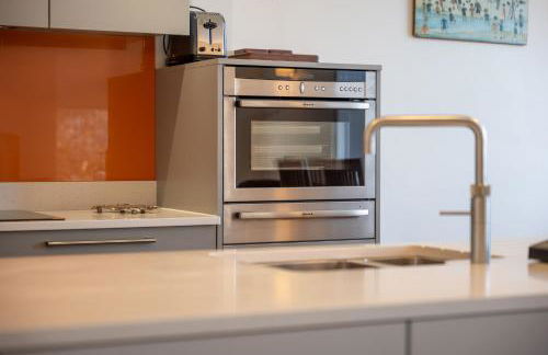 Riverside Apartment with Stunning Views & Patio - Foto 12