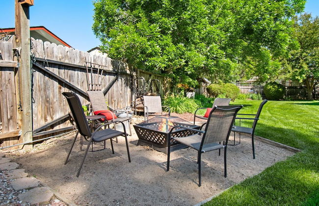 Parkside Gardens | Shady Private Yard W/ Hot Tub! - Foto 39