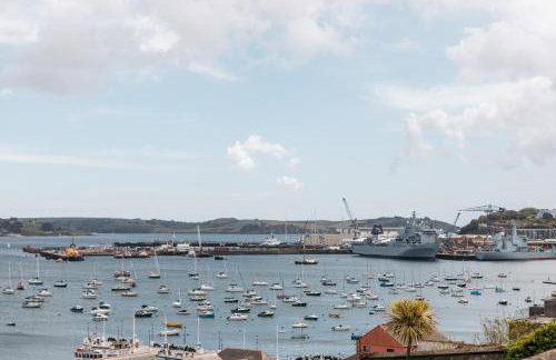Stunning views over the beautiful Falmouth Harbour - Foto 1