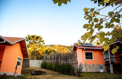 Chalé Canto do Galo 2 - Hidro da Jacuzzi, Lareira Ecológica, Cozinha Completa, Wi-Fi 80mbps, próximo a comércio local e relaxando ao som do riacho - Photo 35