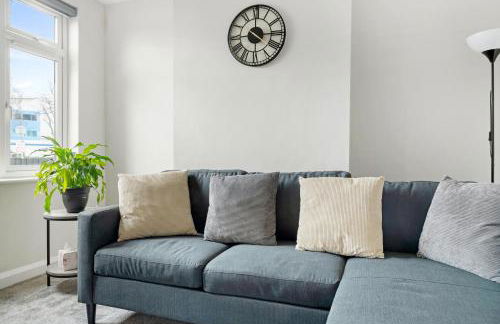 Lovely 2 Bedroom House - Free Parking - Accommodation near QMC Hospital & University of Nottingham - Suitable for Short Stays & Long Stays - Photo 14