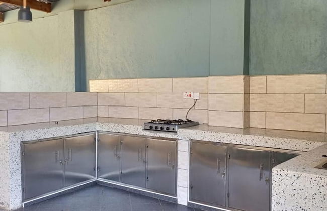 Captivating 3-bed Villa - Photo 32