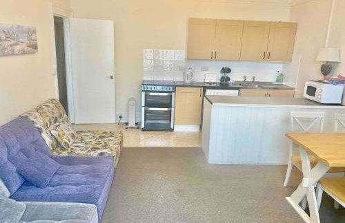 Bright 2 Bedroom Apartment near Seafront Central Penzance - Photo 3