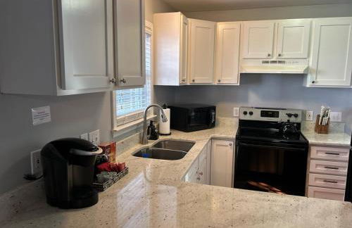 Under the Oaks, A Downtown Hidden Gem - Foto 5