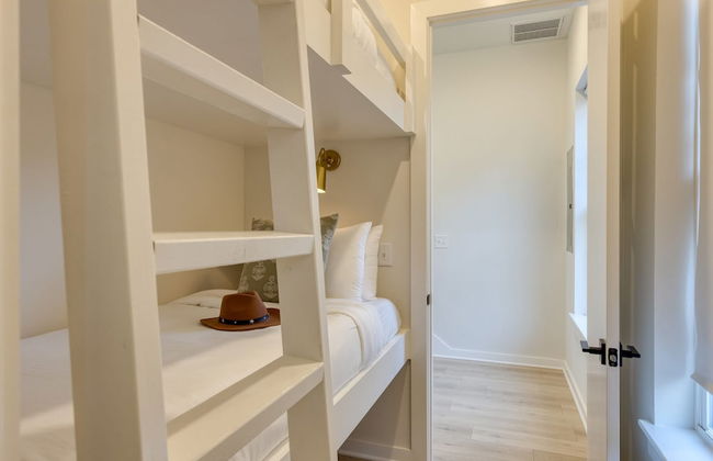 The Stage by Avantstay Chic 4bdr w Covered Balcony Modern Newly Built - Photo 31