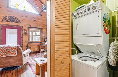 Cozy Couples Getaway with Hot Tub Fox Ridge Cabin - Foto 10