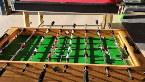 Family Retreat with Hot Tub, Piano, Games Room & Playhouse Medi Center Location - Foto 5, Game Room