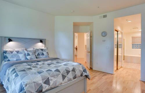 Serene Irvine Retreat with Heated Pool Access! - Foto 12