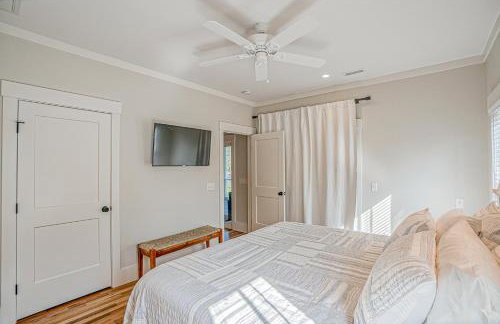 NEW LISTING Six Bedrooms - Private Dock - Steps to the Beach - Sleeps 14 - Foto 43