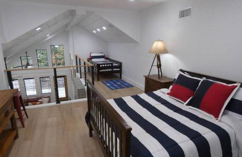 Modern Chalet with Hot Tub and Lake Access - Foto 8