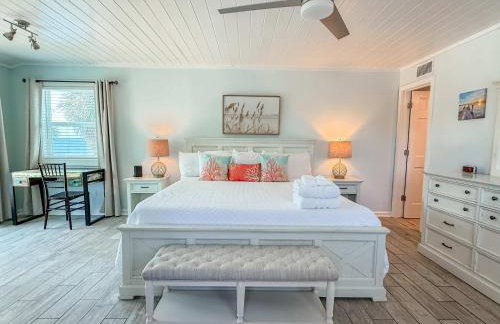 Spacious house- Deep Water Dock Pool Golf Cart Rental available - Foto 33