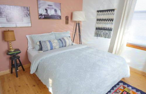 Bohemian Bungalow with Hot Tub - Foto 6