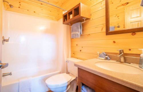 The Twilight Cabin #4 at Blue Spruce RV Park & Cabins - Foto 13