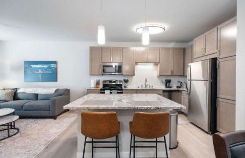 Pool & Fitness Room Near University Park - Covered Parking - Foto 2