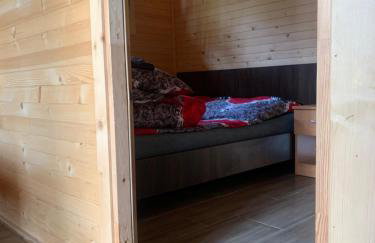 Domek nad jeziorem Wilczyńskim dla czterech osób, sypialnia z łożem małżeńskim oraz salon z rozkładanym narożnikiem - Photo 8