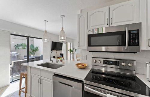 Beachside Modern Wellness Villa with Spacious Patio - Photo 25