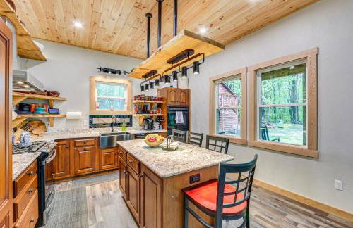 10 Mi to Mtn Resort Normalville Cabin with Balcony! - Foto 10