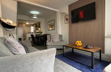 Spacious 3 Bed Home with Free Parking - Photo 11