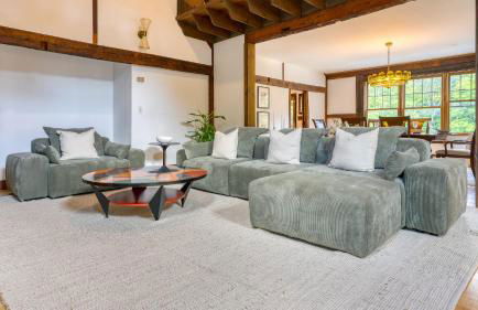 Historic Barn Retreat w Pool Pond Views Longview Pond Lodge by AvantStay - Foto 5