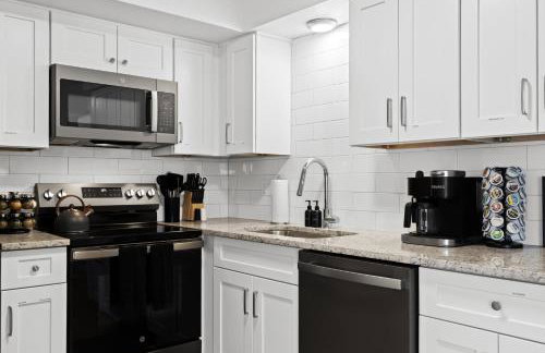 Stylish 1BR Upper Flat in the Heart of Royal Oak - Photo 4