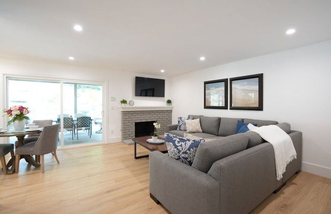 Coming Mid-April 2023! Beautifully upgraded two-story home with backyard oasis - Foto 25