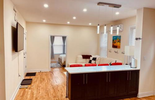 OoohLaLa! 2 Beds and 2 Full Baths w/Free Parking - Foto 2