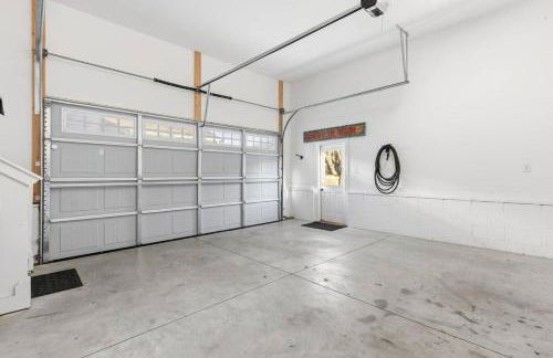 Modern House by Downtown with Garage and Fenced-in Yard - Foto 17