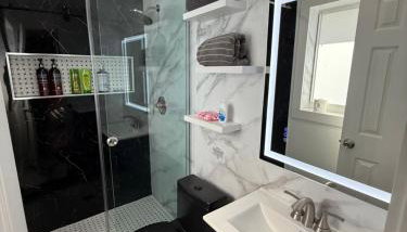 Bright, Modern Home Close to Great Beaches! - Foto 5, Shower