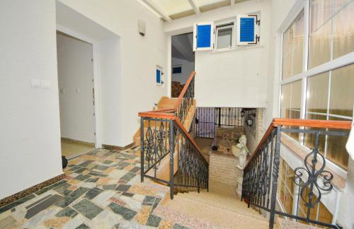 Holiday Home Seafront Escape - Happy Rentals - Photo 40