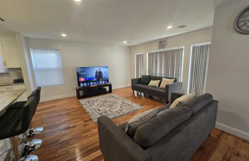 Stylish 3BR Retreat Near EWR Airport NYC Hub - Foto 1