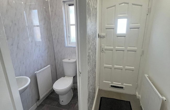 Ayr Refurbished May 2024 3 Bedroom 140m2 Detached House With Private Gardens - Photo 21