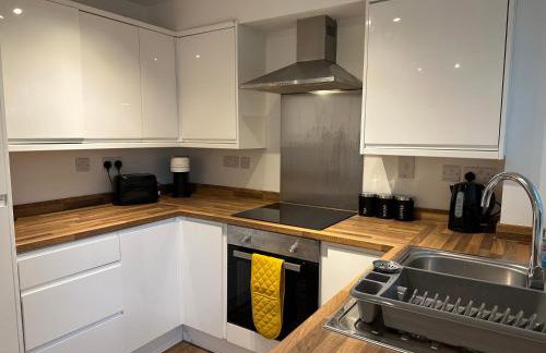 Comfortable 3 Bed House with Garden & Parking - Foto 9