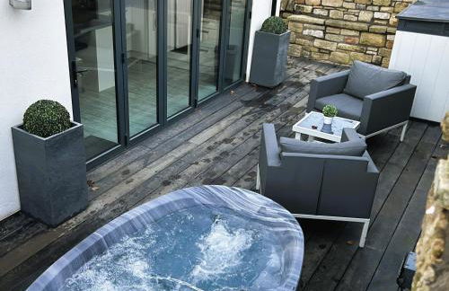 Couples Canalside Retreat with Hot Tub & Pergola - Photo 1