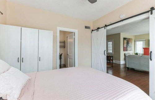 Beautiful Home Steps from the beach + Side Porch - Foto 13