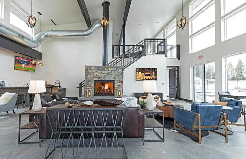 LUX Modern Chalet, Pool & Hot Tub, 10 Mins to the Mountain & Incredible Views - Photo 26