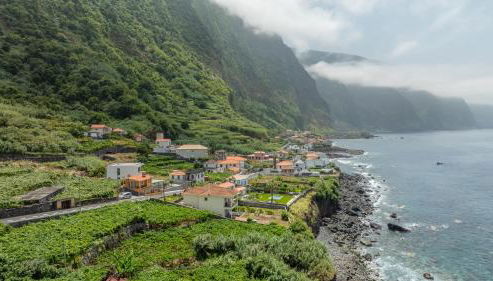 Coastal São Vicente Mountain & Sea View Hideaway with Free Parking - Foto 2