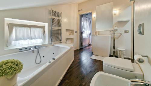 Luxury in the Center by Host Hero - Foto 3