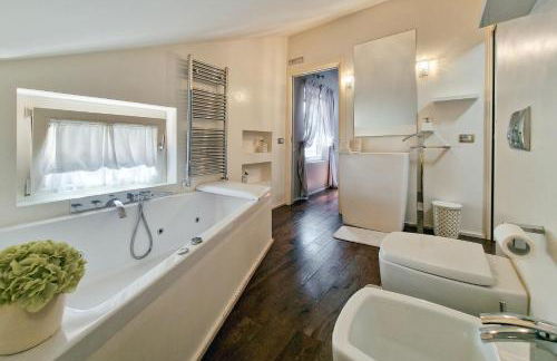 Luxury in the Center by Host Hero - Foto 3