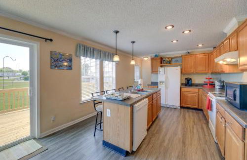 Family Home and Fire Pit and Deck, 11 Miles to Beach! - Foto 10