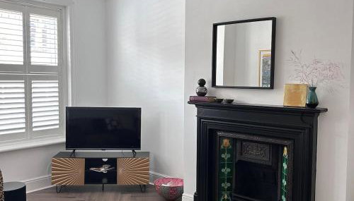 Stylish House near Conference Centre with Free Parking - Photo 3