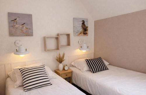 LocaLise - Maison E4 au Guilvinec - A 20m de la mer avec jardin et piscine - Tout à pied, plages, port, centre, commerces, marché - Wifi inclus - Linge de lit inclus - Animaux bienvenus - Foto 12