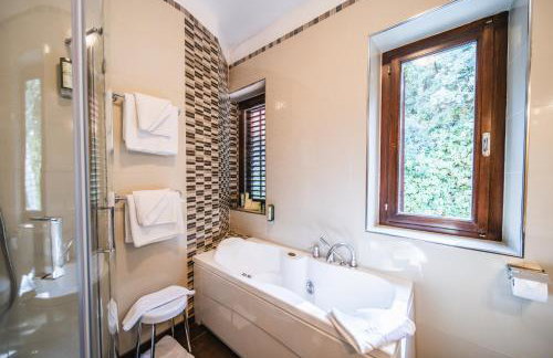 City Beach Villa with Pool and Sea View - Foto 26