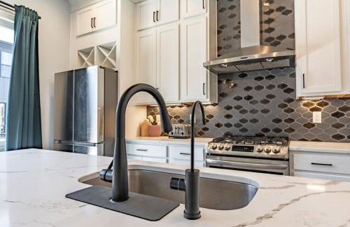 Lux Home 5 mins to Grand Park with Private Garage-Family Friendly - Foto 17