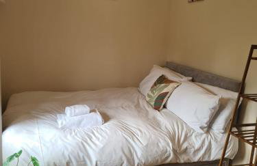 3 bed, 2 Bath, Sleeps 6, with Free Parking & WiFi, ideal for contractors and families - Foto 8