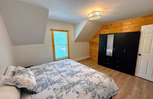 91M Renovated Bethlehem home with hot tub, firepit, large yard, walk to restaurants - Photo 28